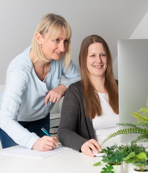 Janet und Jenny am PC Janet und Jenny am PC